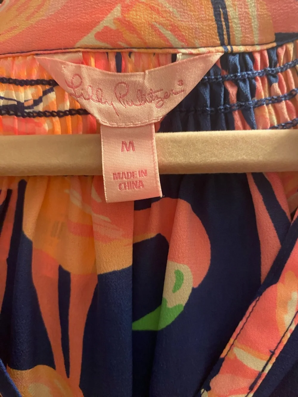 Lilly Pulitzer “Gimme Some Leg “Flamingo Print Silk Elsa Top Size MEDIUM - Picture 4 of 4